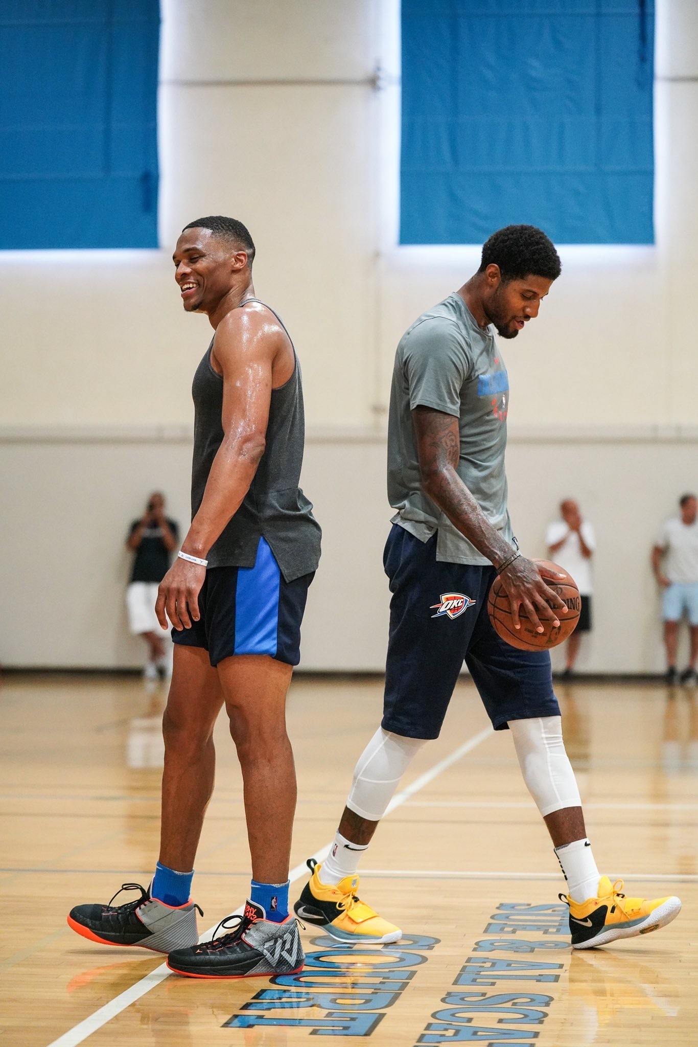 为了赢，你的面相都变了！ 贺希宁在底角用力使相，都快变成布克了（为赢球气质都变了！贺希宁底角强势开火，简直化身布克）