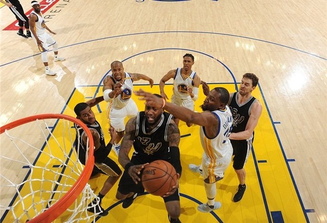 天降神兵，埃斯皮诺替补登场后即在底线附近攻入神仙球制胜（神奇替补埃斯皮诺底线附近一脚神仙球锁定胜局）