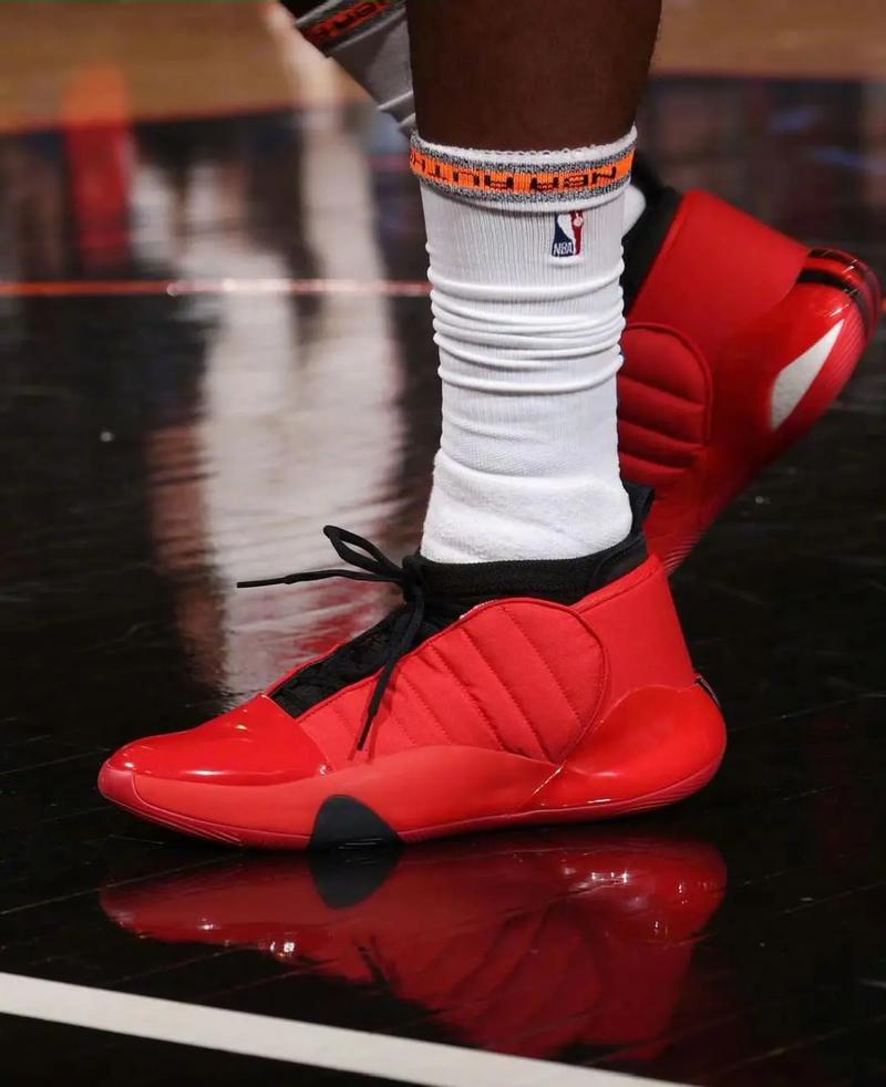 世体：梅西在进入诺坎普前没联系巴萨的任何人请求许可（世体：梅西在入诺坎普前未向巴萨任何人请示）