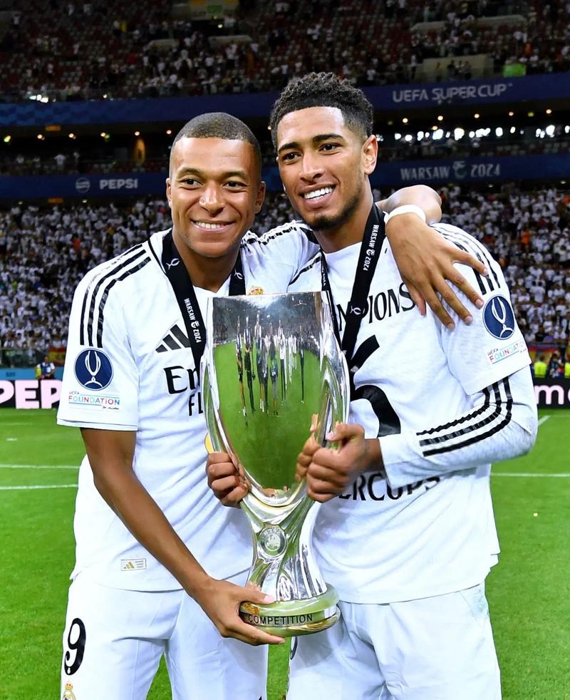 吕迪格的防守是站在那里干瞪嘛，比斯洛特先下课的估计是阿隆索